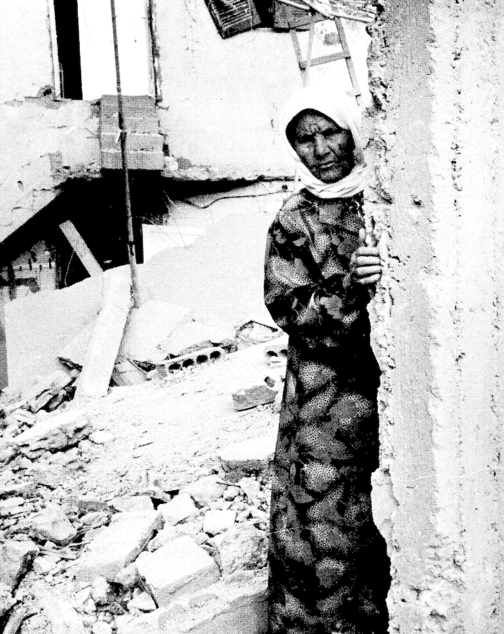 امرأة فلسطينية في مخيّم عين الحلوة للاجئين الفلسطينيين، ١٩٨٢.