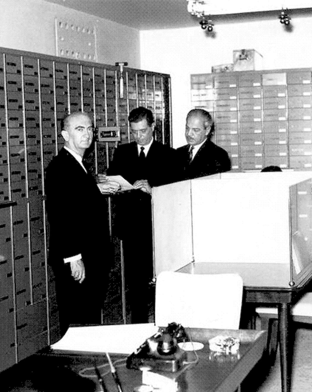 يوسف بيدس (في الوسط)، في المقر الرئيسي لبنك إنترا في الحمرا.