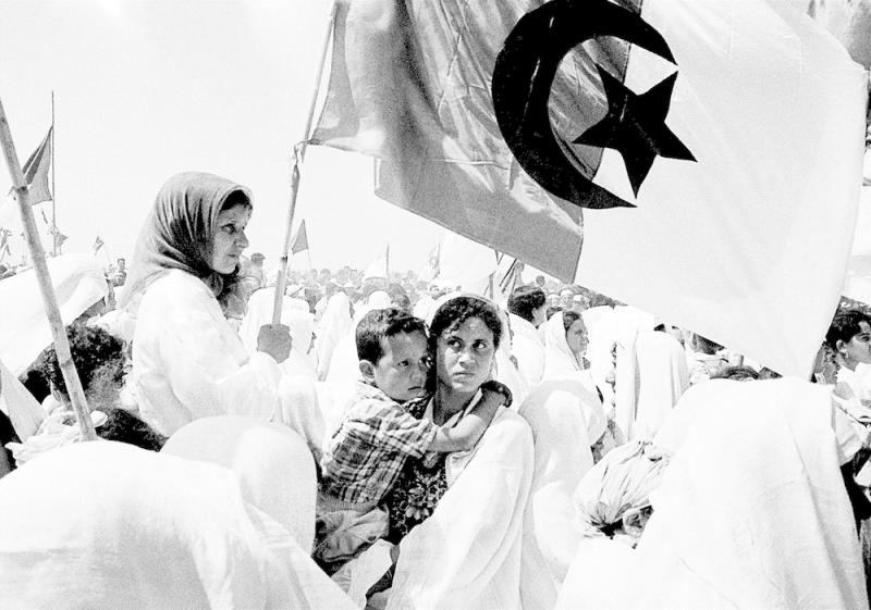 جزائريون وجزائريات بعد إعلان الاستقلال، تموز/يوليو ١٩٦٢.