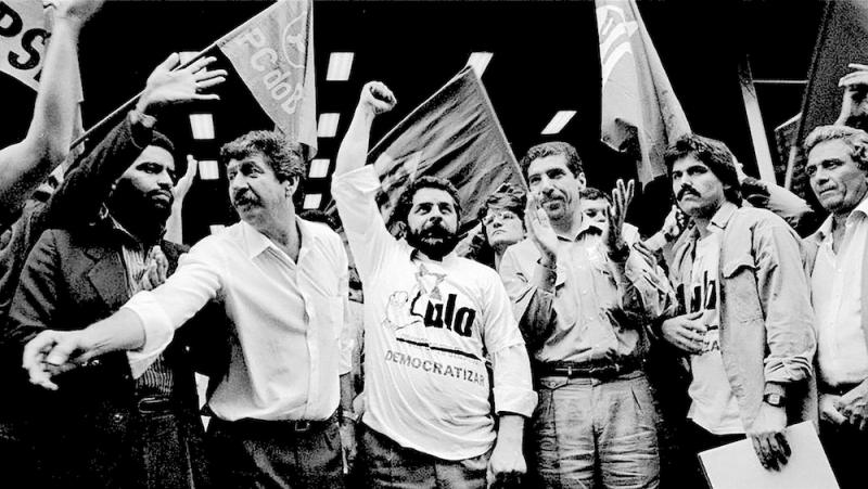 لولا (في الوسط) مع أعضاء من حزب الشغيلة في تظاهرة ضد الخصخصة، ١٩٨٩.